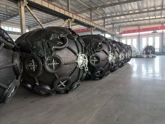 ISO17357 실행 표준 Pneumatic Marine Fender 맞춤형 디자인 체인 타이어 네트워크 배 보호