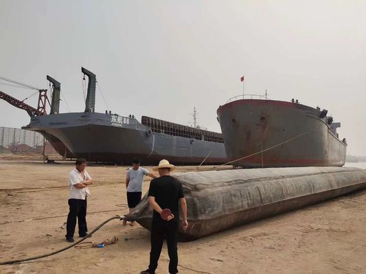 해양 충돌 에어백에 착수하는 CCS 보트 구조선